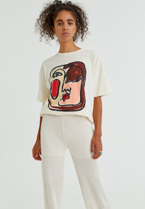 MIT GESICHT - T-shirt z nadrukiem - mottled beige