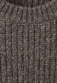 Dzianinowy dekolt swetra w ciemnoszarym kolorze, z pionową teksturą prążkowaną o miękkim, grubym wyglądzie.