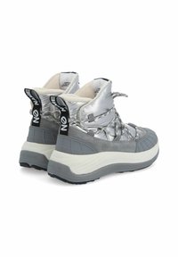 Graue Mid-Top-Sneaker mit glänzender silberner Außenseite, strukturiertem Gummisohle, verstellbaren Bungee-Schnürsenkeln und kontrastierendem schwarzen Logo-Ziehband.