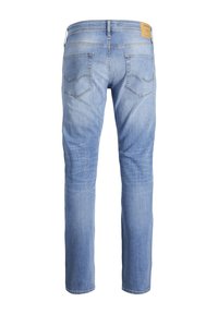 Vaqueros de mezclilla azul claro con corte recto, que cuentan con dos bolsillos traseros y una etiqueta de marca de cuero en la cinturilla. Textura suave.