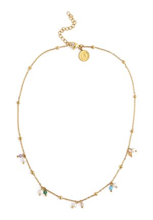 Collar de cadena dorada con cuentas pequeñas, charms de gemas multicolores y perlas, cierre ajustable y etiqueta redonda con logo.