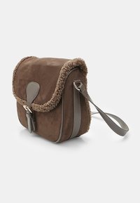 Borsa a spalla in suede marrone con bordo in tessuto soffice, dettagli in pelle grigia, chiusura a pattina, tracolla regolabile e forma rettangolare.