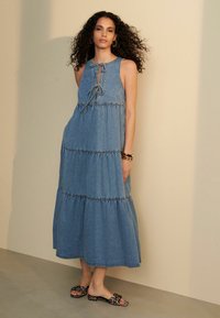 Next TIE FRONT SMOCK - Jeanskleid - mid blue