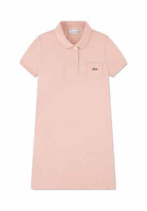 Robe polo rose clair à manches courtes avec col, deux boutons, poche poitrine et logo crocodile Lacoste vert sur la poche.