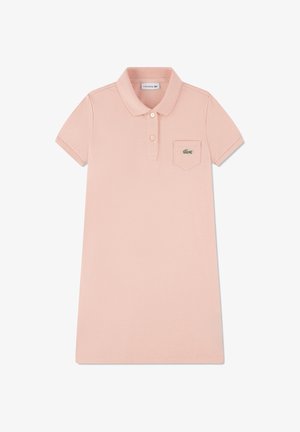 Robe polo rose clair à manches courtes avec col, deux boutons, poche poitrine et logo crocodile Lacoste vert sur la poche.