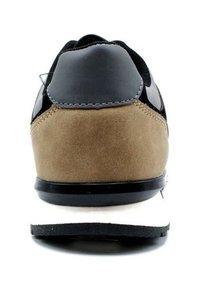 Baskets sportives avec un talon en daim marron, un matériau supérieur noir et une semelle intermédiaire blanche avec une semelle extérieure noire. Design simple, détails de couture robustes.