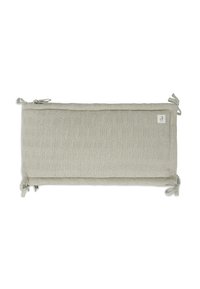 Bumper de lit en tissu gris clair avec un motif de couture texturé, lacets à chaque extrémité et une petite étiquette de marque dans un coin.