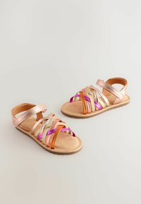 Sandalen met strappen in metallic roségoud, perzik, oranje en paarse linten. Open teen ontwerp met een platte zool en een verstelbare enkelband.