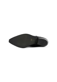 Tenis negru cu talpă ascuțită, textură netedă și model de tălpic minim; prezintă o curbură ușoară și detalii embossate.