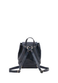 Marineblauwe leren rugzak met een ronde bovenkant, trekkoordsluiting, metalen hardwareaccenten en verstelbare schouderbanden. Gladde textuur, minimalistisch ontwerp.