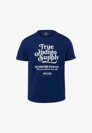 Marineblaue kurzärmlige T-Shirt mit weißem Text "True Indigo Supply" und kleinem Text "Worn in. Never worn out." auf der Vorderseite.
