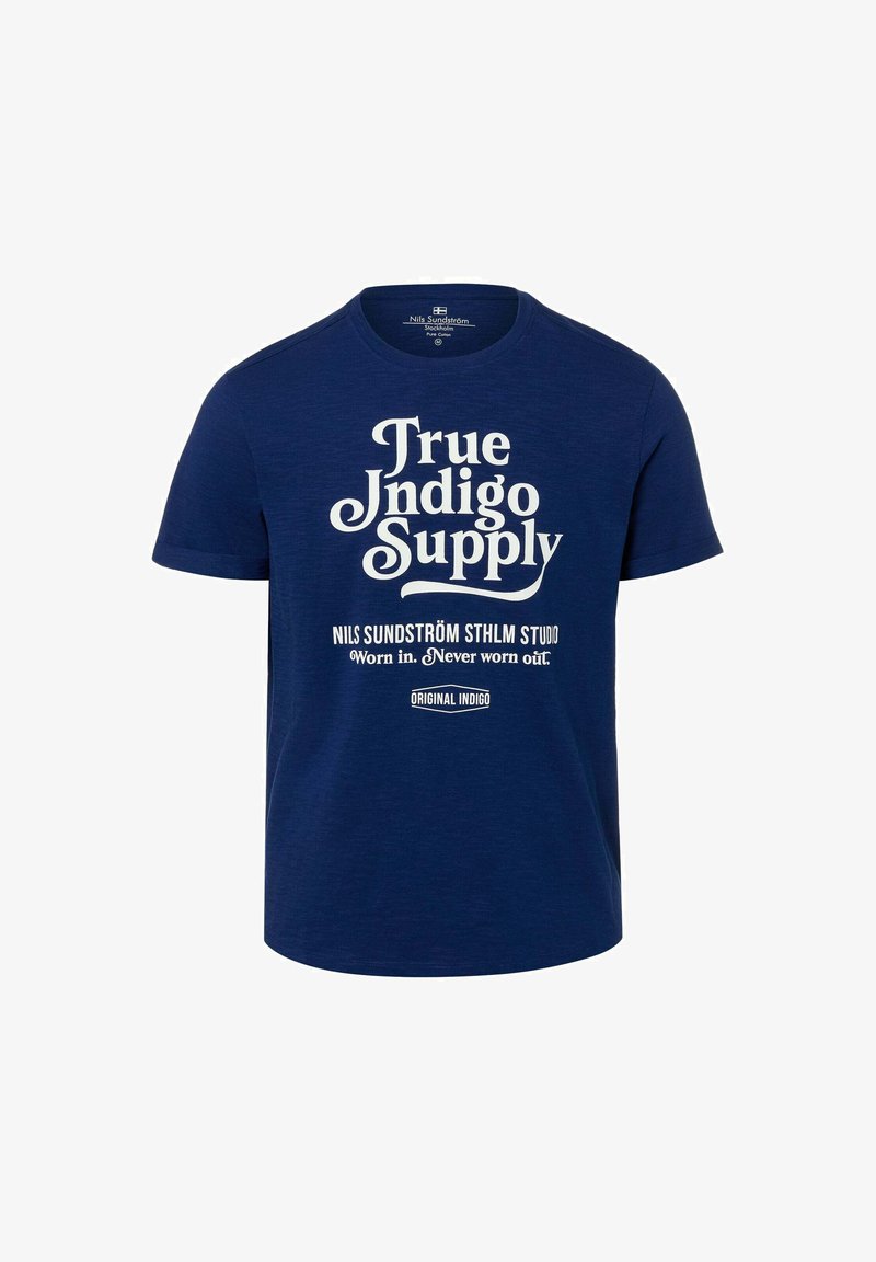 T-shirt bleu marine à manches courtes avec le texte blanc « True Indigo Supply » et un texte plus petit « Worn in. Never worn out. » sur le devant.