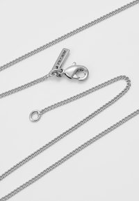 Sølv kædannecklace med et fin leddesign, der har en sikker lobster clasp og et tag indgraveret med "PILGRIM."