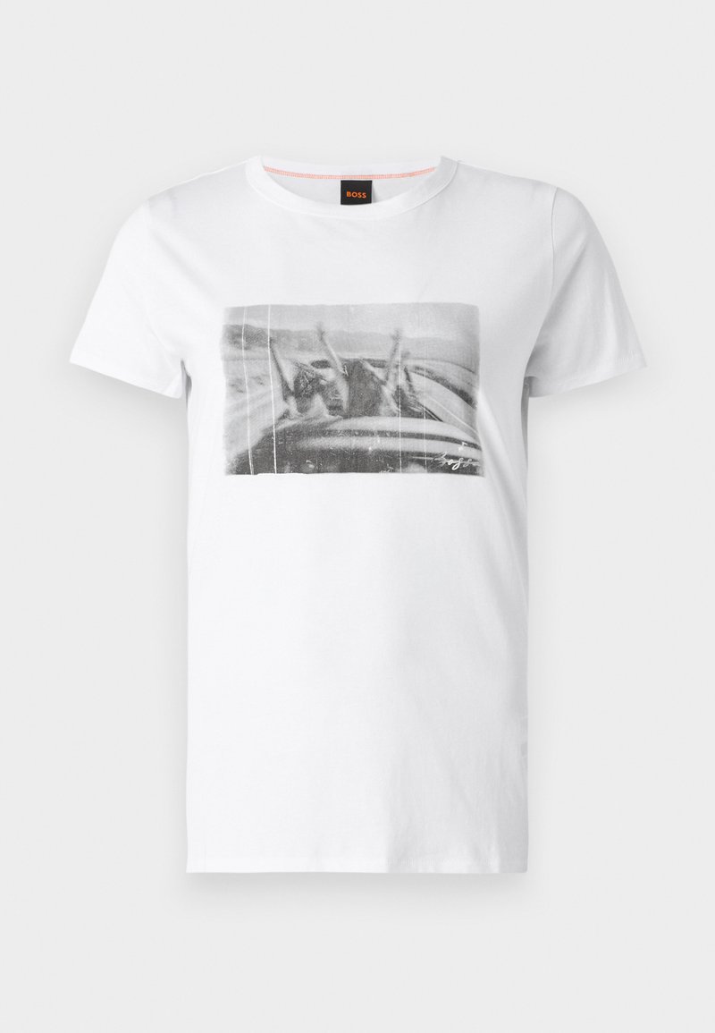 Weißes Baumwoll-T-Shirt mit einem Schwarz-Weiß-Grafikdruck auf der Vorderseite, der eine Szene mit erhobenen Händen in einem Fahrzeug zeigt.