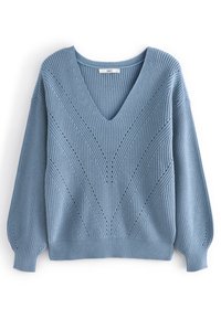 Pull tricoté bleu clair avec un col en V, présentant une texture côtelée et des motifs en chevron. Manches longues légèrement bouffantes et ourlet ajusté.