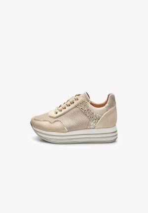 Baskets beige pour femmes avec fermeture à lacets, accents perforés et paillettes, et semelle plateforme épaisse rayée.