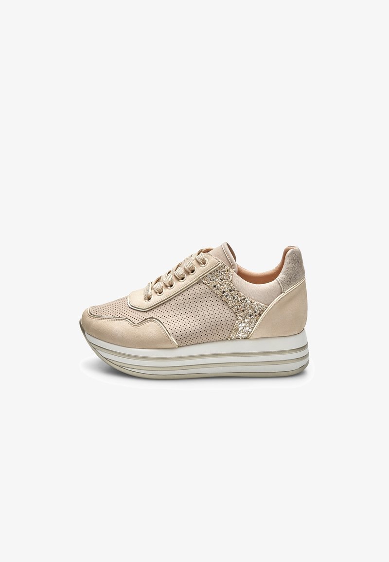 Baskets beige pour femmes avec fermeture à lacets, accents perforés et paillettes, et semelle plateforme épaisse rayée.