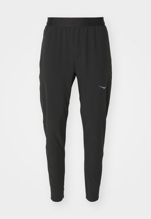 Črne športne hlače s oprijetim dizajnom, elastičnim pasom in majhnim modrim logotipom na levi strani. Mehka in lahka tkanina.