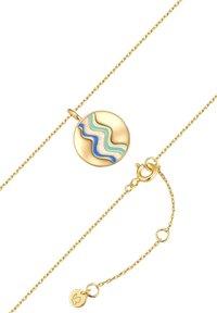Zlati ovratnik z okroglim obeskom z valovitim modrim in iridescentnim dizajnom. Vključuje zaklep in majhno oznako blagovne znamke.