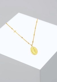 Goldkette mit einem runden Anhänger mit eingraviertem Design, verbunden durch eine strukturierte Kette mit goldenen Kreuzdetails.