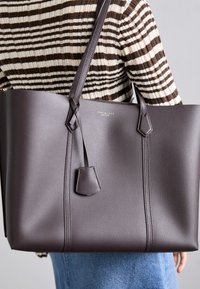 PERRY TRIPLE-COMPARTMENT TOTE - Maisiņveida soma - albarossa