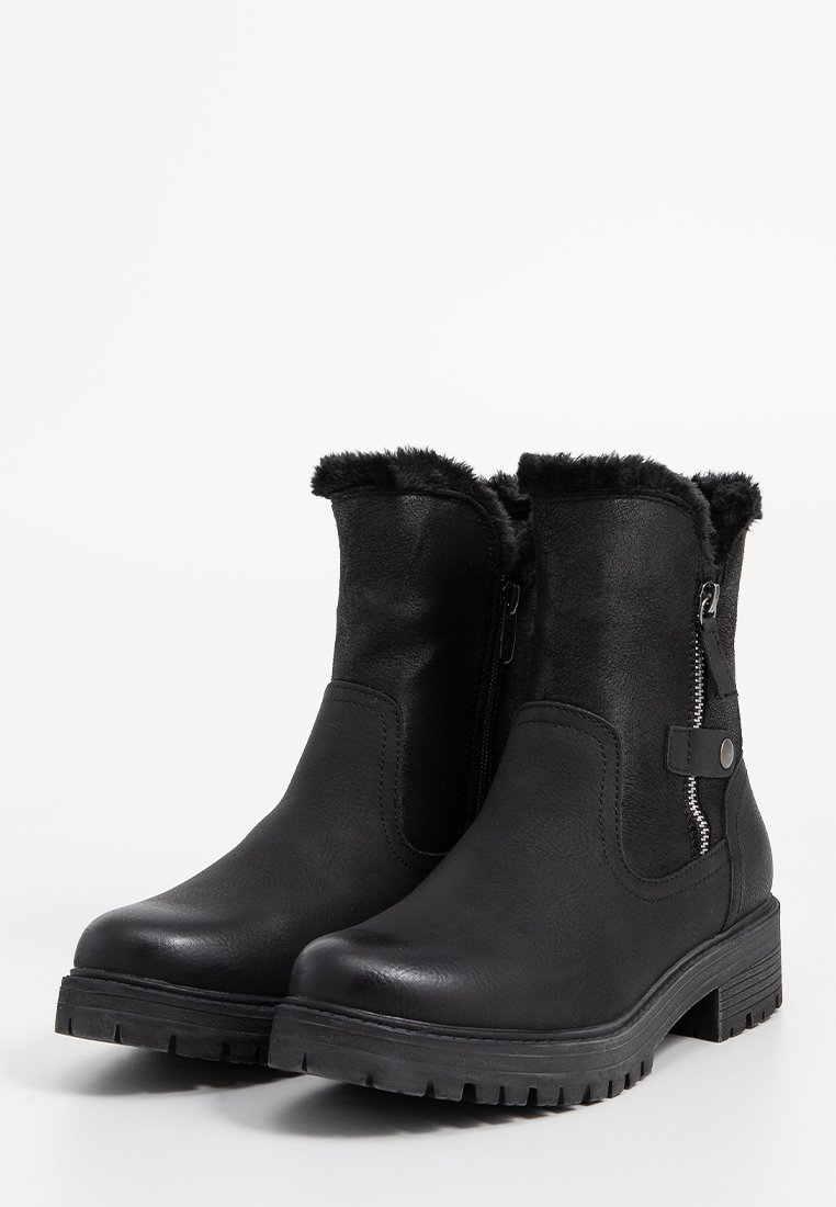 Schwarze Knöchelstiefel aus synthetischem Leder mit einem Futter aus Kunstfell. Sie verfügen über einen seitlichen Reißverschluss und eine strukturierte Gummisohle für besseren Halt.