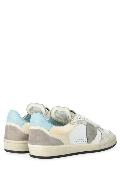 Witte sneakers met blauwe, beige en grijze suede accenten, met een gestructureerde neuskap, perforaties en een gevoerde kraag.