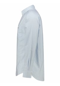 Šviesiai mėlynos ir baltos spalvos dryžuoti marškiniai su užsegamu apykaklės kampu, ilgomis rankovėmis, krūtinės kišenėle ir tekstūruota medžiaga.
