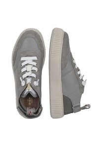 Baskets grises en cuir et suède, avec des lacets blancs, une semelle en caoutchouc épaisse, un col rembourré et une petite boucle sur le talon.