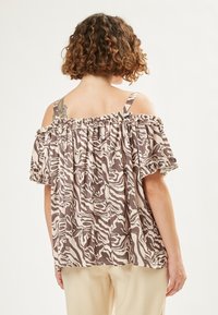 Off-the-shoulder blouse in bruin en beige patroon, met ruches aan de randen en korte mouwen, gemaakt van lichte stof.