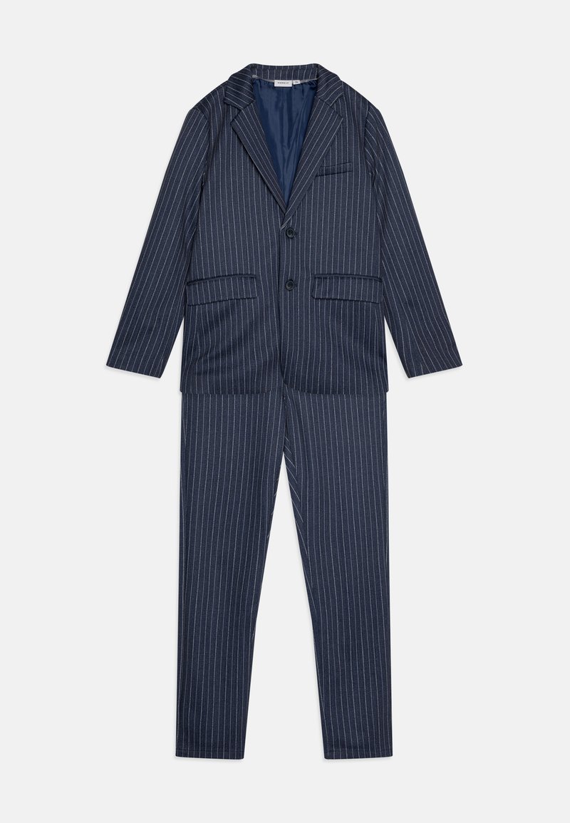 Ναυτικό κουστούμι με ρίγες, διαθέτει μπλέιζερ με δύο κουμπιά και αιχμηρές πέλμας, δύο μπροστινές τσέπες και ταιριαστά κομμένα παντελόνια.