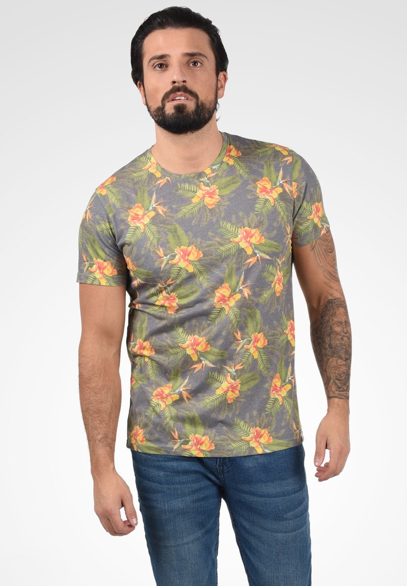 Grå kortærmet t-shirt med et tropisk blomsterdesign i orange og grøn, med en klassisk rund hals og tætsiddende pasform.