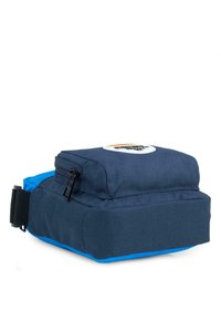 Bolsa de tela azul marino con un compartimento superior con cremallera y una base azul. Presenta un logotipo circular en la parte superior. Equipado con una correa ajustable negra.