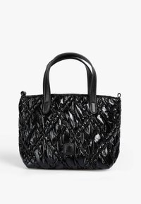 Bolso de mano negro acolchado hecho de material brillante, con dos asas cortas y un pequeño detalle del logotipo en la parte frontal. Superficie texturizada con patrón de costura.