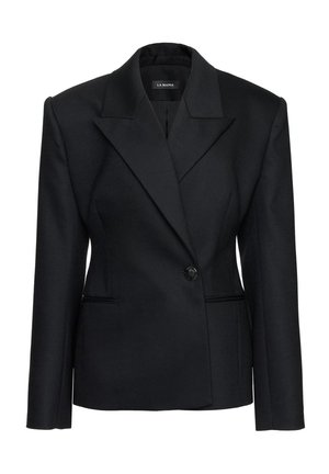 Czarna, dopasowana damska marynarka z szerokimi klapami, zapinana na jeden guzik, z dwoma przednimi kieszeniami z rozcięciami, marki La Mania.