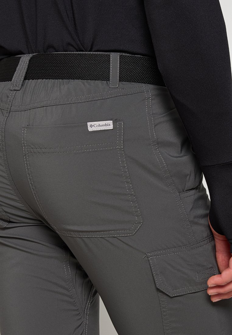 Graue Cargo-Hosen mit mehreren Taschen und einem Columbia-Logo-Tag. Hergestellt aus einem leichten, strukturierten Stoff und ausgestattet mit einem Mesh-Gürtel.
