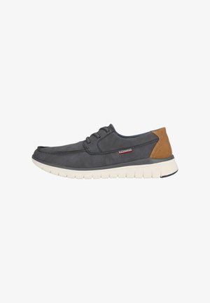 Grijze suede sneaker met bruine leren accenten, vetersluiting, gevoerde witte zool en zijlogo-detail. Ontworpen voor comfort en ondersteuning.