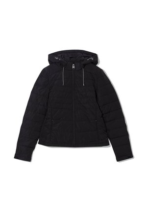 Giacca nera imbottita con cappuccio, dotata di chiusura con zip, cordini elastici e due tasche laterali. Il materiale sembra leggero e liscio.