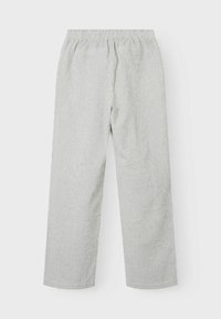 Lichtgrijze gestreepte broek met een relaxte fit, elastische tailleband en twee zijzakken. Het materiaal lijkt zacht met een textuurafwerking.