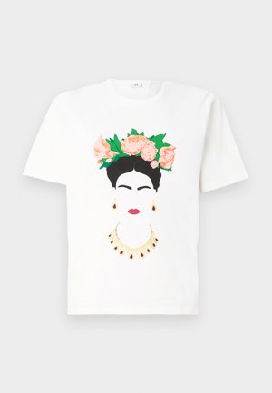 Witte katoenen t-shirt met een grafisch ontwerp van een vrouwenhoofd met donker haar, bloemenkroon en sieraden in levendige kleuren.