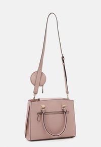 Roze faux leren handtas met gouden hardware, een met rits afgesloten voorvak, dubbele handvatten en een afneembare schouderband. Inclusief ronde accenten.