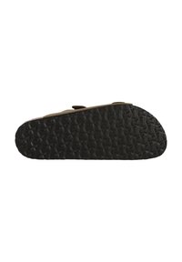 Brun sandal med en tjock svart gummisula, texturerat mönster och två justerbara remmar. Platt design som passar för avslappnad användning.