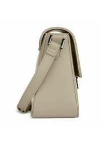 Bolso de mano de cuero sintético beige con un diseño estructurado, base plana y correa de hombro ajustable. Presenta acentos de herrajes metálicos.