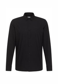 Camisa negra de manga larga hecha de una tela suave, con cuello abotonado, botones frontales y un logo sutil en el pecho.