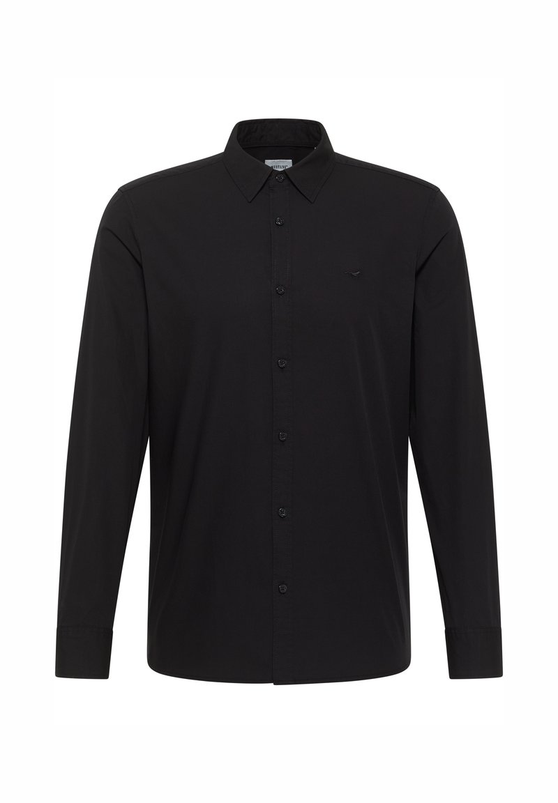 Camisa negra de manga larga hecha de una tela suave, con cuello abotonado, botones frontales y un logo sutil en el pecho.