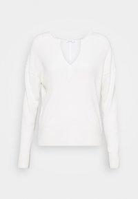 Bílý pletený svetr s výstřihem do V, spadlými rameny, žebrovanou texturou na rukávech a volným střihem; měkká látka s hladkým povrchem.