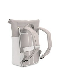 Zaino grigio con design a rotolo, dotato di spallacci in rete imbottita, chiusura con zip e dettagli e tasche bianchi a contrasto.