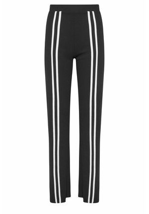 Mustat housut, joissa on istuva vyötärö ja kaksi pystysuoraa valkoista raitaa sivuilla. Valmistettu sileästä, pehmeästä kankaasta.