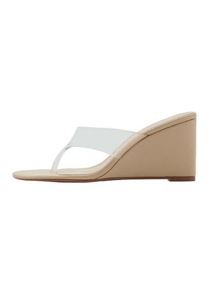 Beige Keilsandale mit einem klaren, breiten Riemen und einem Zehensteg-Design auf weißem Hintergrund.