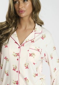 Loungeable MISTLETOE BUTTON SET - Conjunto de pijama - pink